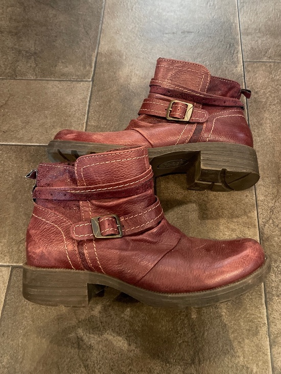Born Shoes - Born Orginal Leather Strap Bucket Side Zip Ankle Boot in Merlot Size 9